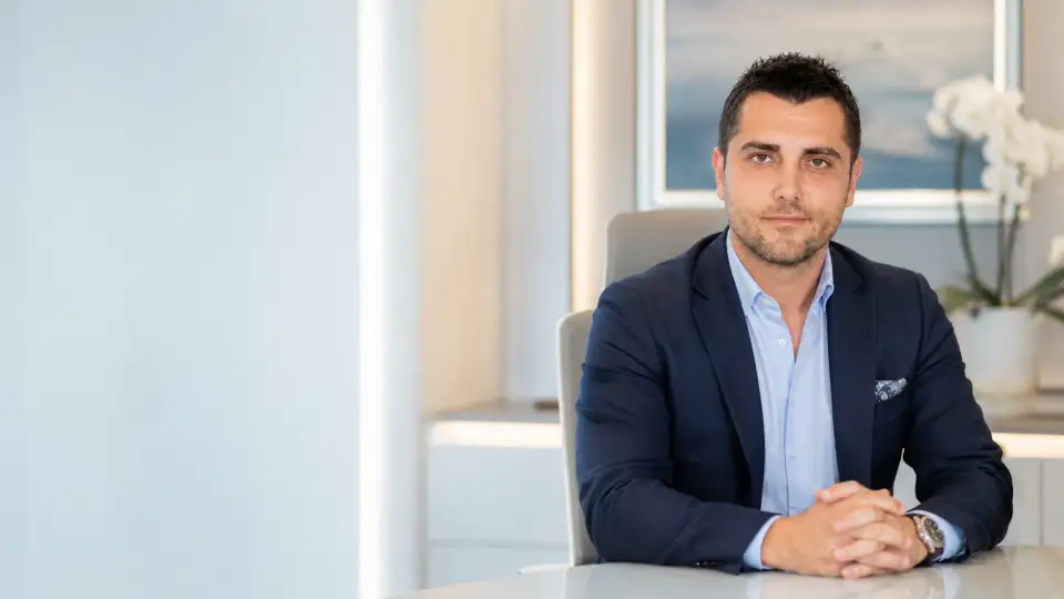 Op. Dr. Cem Özlük muayenehane çalışma ortamında