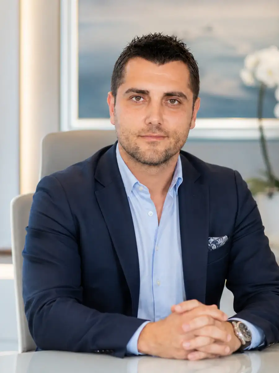 Op. Dr. Cem Özlük muayenehane ortamında