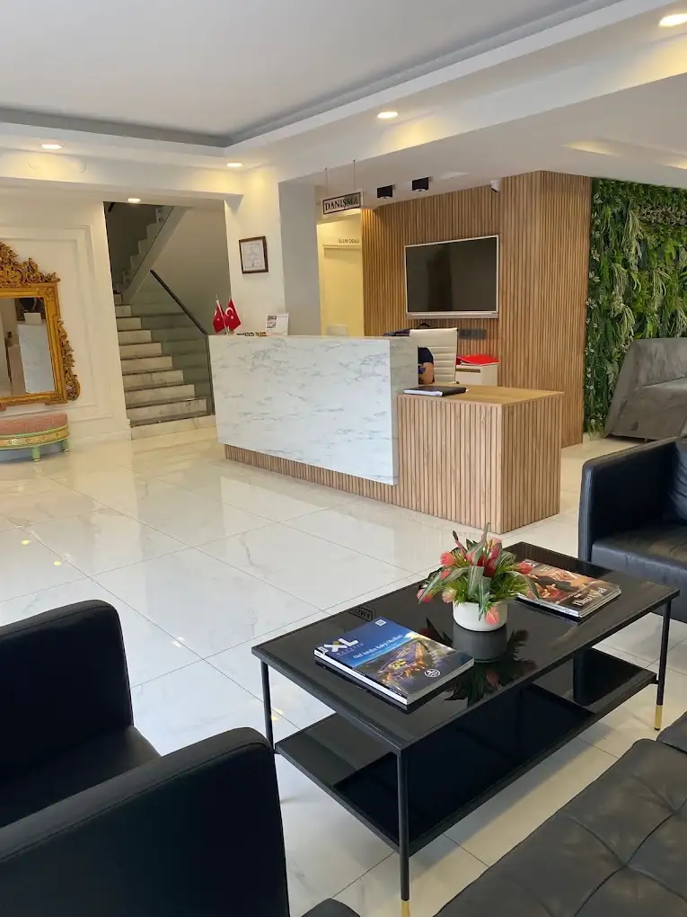 Op. Dr. Cem Özlük muayenehanesi resepsiyon ve bekleme alanı, Antalya Lara